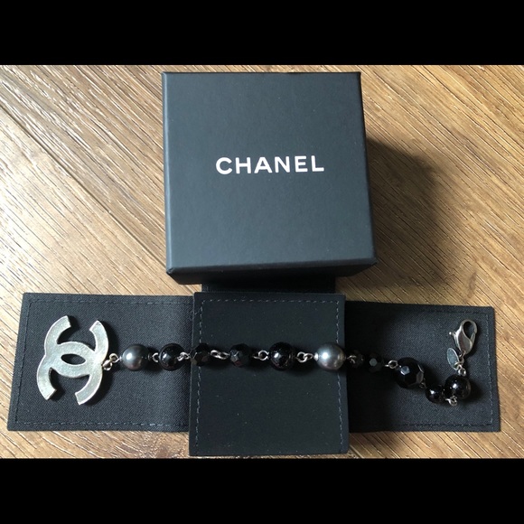 CHANEL-AUTHENTIC 2010 Resin & Faux Pearl BRACELET - Picture 8 of 12